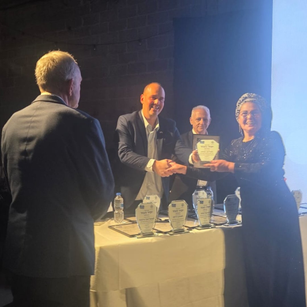 NaomiHasdei's tweet photo. Un grand mazal tov à notre amie Miri Yehuda, directrice de l'antenne de Hasdei Naomi Bat Yam 📷
Miri a remporté le prix " Yekir Hayir ", décerné par la Municipalité à un ou plusieurs des résidents ayant contribué à la vie culturelle et éducative de la ville de manière notable. https://t.co/76k1KyCiO4
