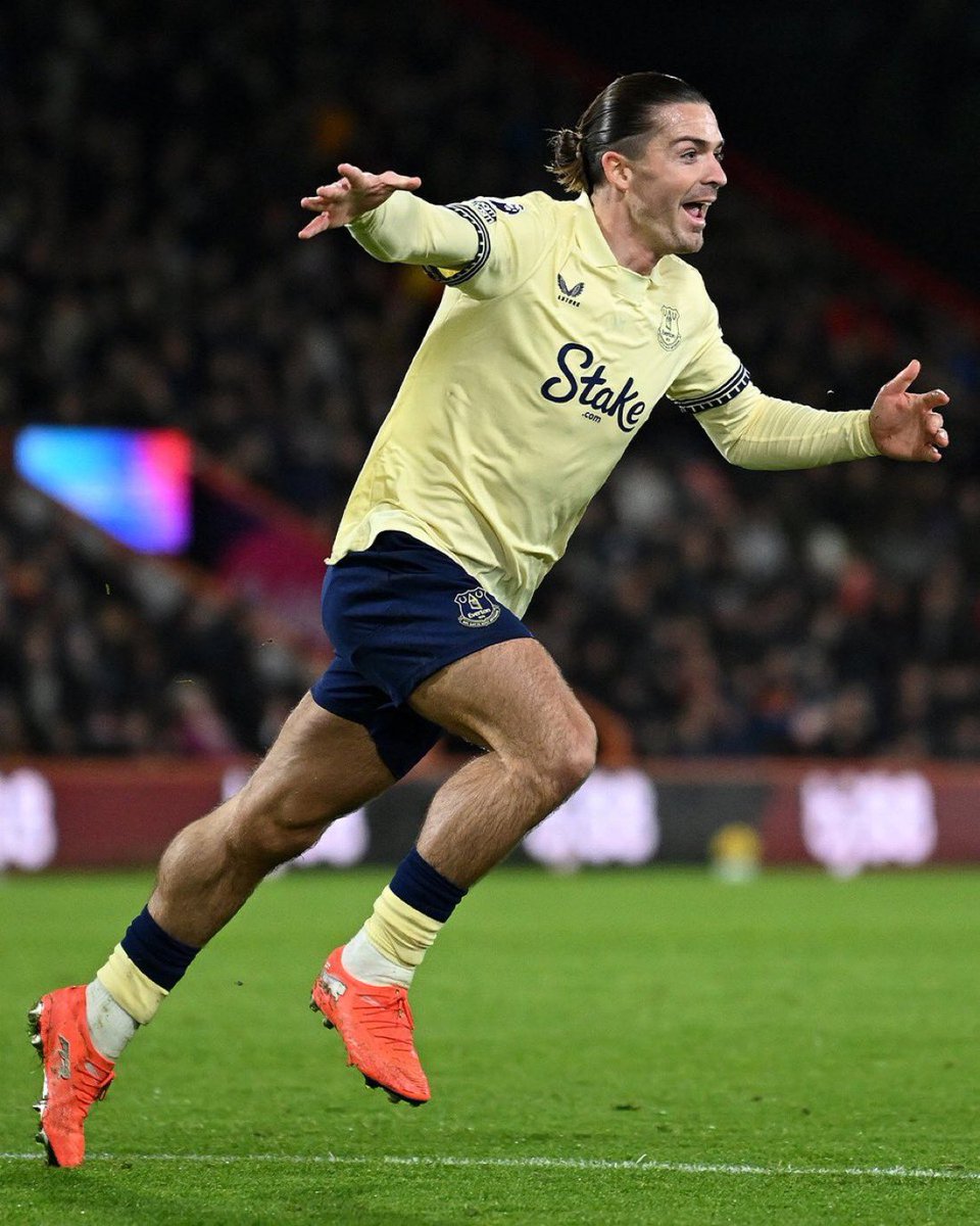 senglish29's tweet photo. Watching Grealish play just reminds me of a kid playing football. Never seen someone so happy to just be playing football with a big grin on his face. All he needed was a bit of love from Moyes and the fans! What a guy 🥰 #SuperJack @JackGrealish https://t.co/joLCGvuCUJ