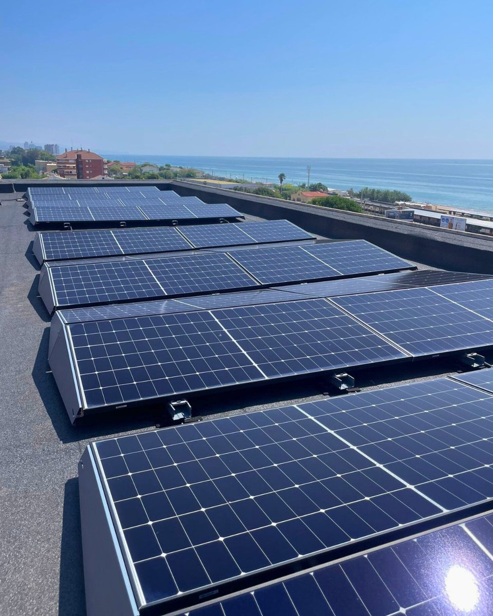 SUDRenovables's tweet photo. [cat]☀️ A Vilassar de Mar, la comunitat i 16 famílies han fet el pas cap a l’#autoconsum compartit amb 162 plaques, assolint un estalvi del 30-40% en la factura comunitària.
IBI reduït + subvencions = amortització en 3 anys.
Tot això… amb vistes al mar! 🌊 https://t.co/apFKqgUDMq
