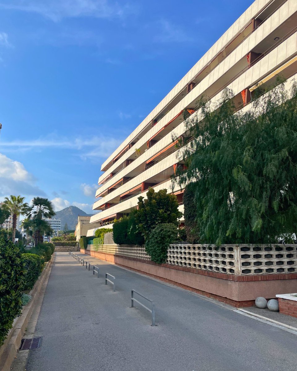 SUDRenovables's tweet photo. [cat]☀️ A Vilassar de Mar, la comunitat i 16 famílies han fet el pas cap a l’#autoconsum compartit amb 162 plaques, assolint un estalvi del 30-40% en la factura comunitària.
IBI reduït + subvencions = amortització en 3 anys.
Tot això… amb vistes al mar! 🌊 https://t.co/apFKqgUDMq