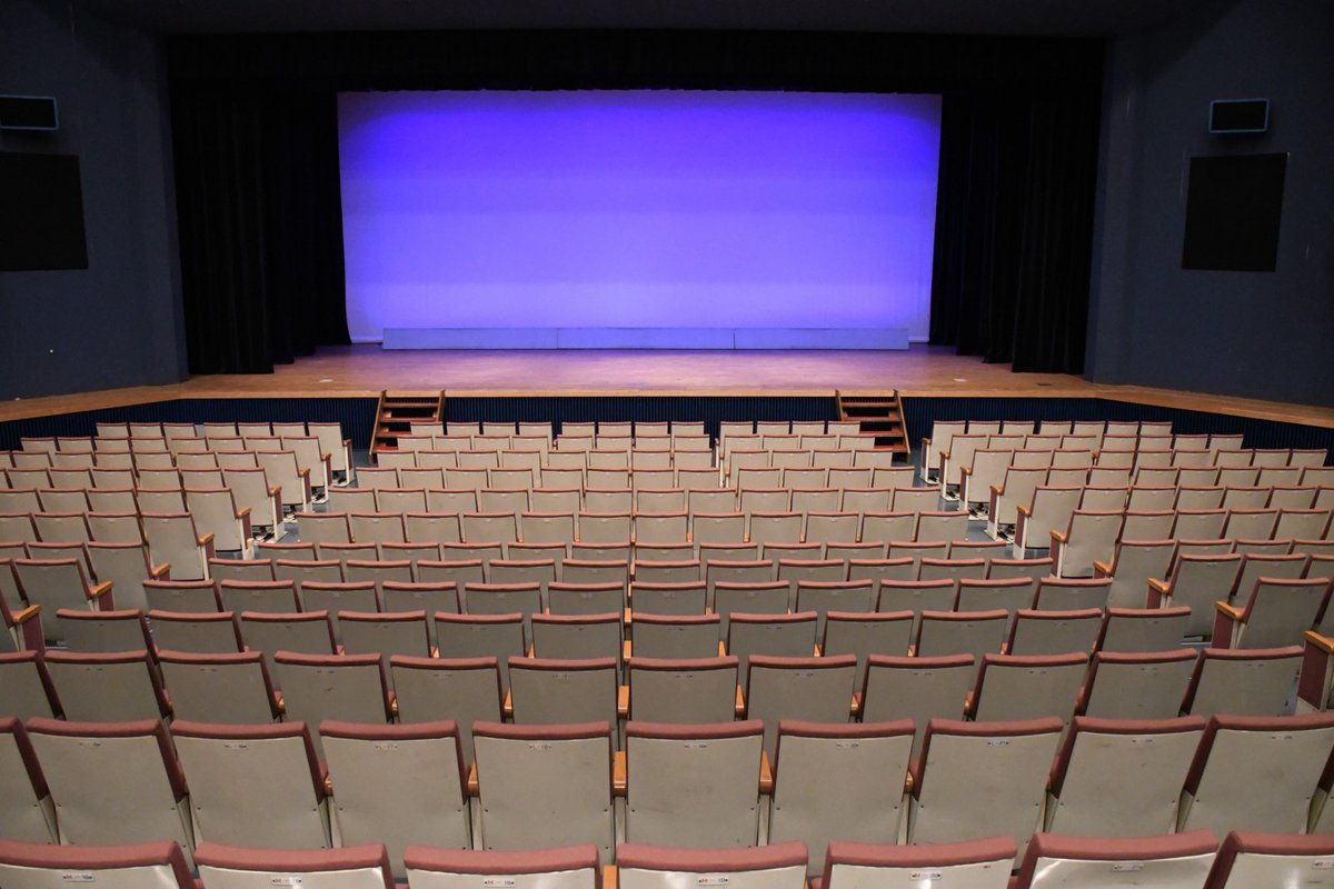 アイドルの夢の会場
vs.
オタクの夢の会場