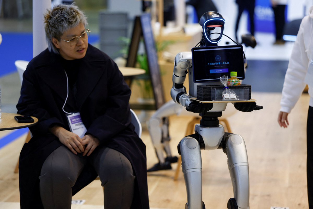PictureStorry's tweet image. GMO AI and Robotics&apos; humanoid robot Unitree G1 brings a drink ordered by a customer at a cafe at GMO&apos;s booth during the International Robot Exhibition 2025 at Tokyo Big Sight in Tokyo, Japan.

via Reuters

#picturestory #Robotics #HumanoidRobot #Tokyo #Japan