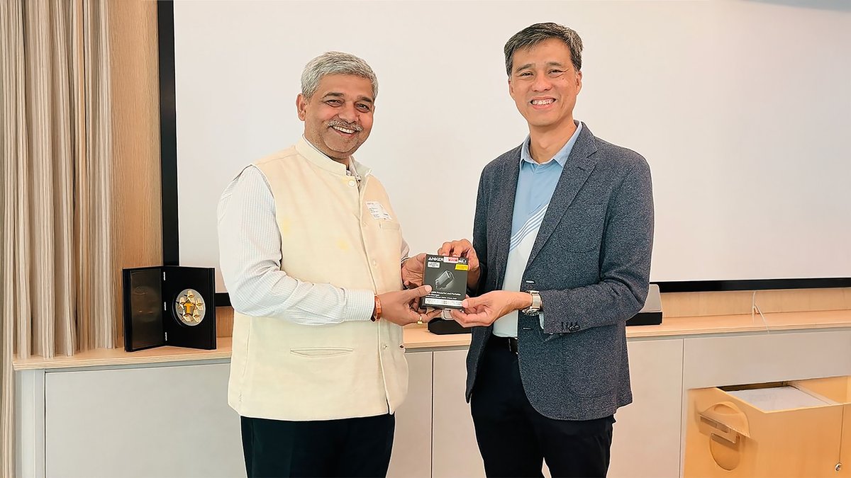 NIELITIndia's tweet image. Dr. M. M. Tripathi, Director General, #NIELIT, visited Infineon’s Singapore office and held a meeting with Mr. CS Chua, President &amp;amp; MD, @Infineon , to review the ongoing collaboration and identify new avenues for advancing India’s #semiconductor innovation and #skilldevelopment .