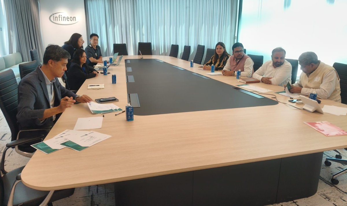 NIELITIndia's tweet image. Dr. M. M. Tripathi, Director General, #NIELIT, visited Infineon’s Singapore office and held a meeting with Mr. CS Chua, President &amp;amp; MD, @Infineon , to review the ongoing collaboration and identify new avenues for advancing India’s #semiconductor innovation and #skilldevelopment .