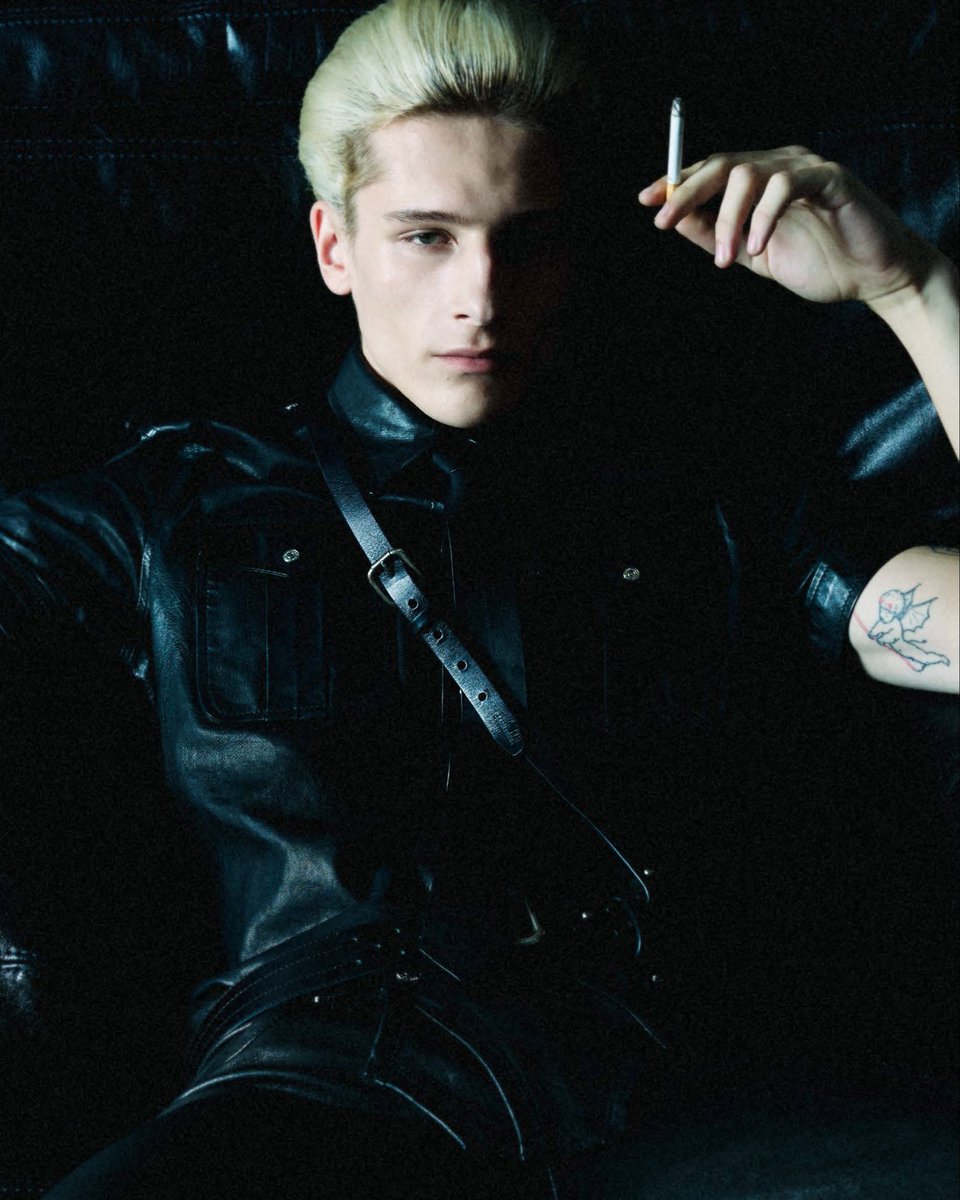 Dsquared2's tweet photo. Cold stare, hot fit.
#MilanBodemer in a total D2 FW25 look for #ShadowplayMagazine
Photography by #FerryVanDerNat Styling by #SimonDaeDissingBacher
#DSQUARED2
#D2EDITORIALS https://t.co/m26Cha8rvo