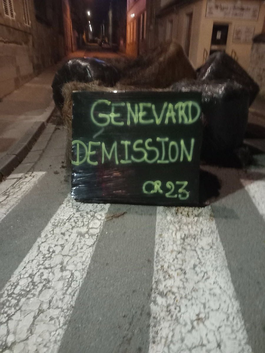 🔴 #DNC – COLÈRE EN CREUSE : DES PROPOS INADMISSIBLES TENUS À DES ÉLEVEURS !  Hier soir, lors d’une action devant la sous-préfecture d’Aubusson suite aux abattages d’animaux vaccinés, des agriculteurs de la CR23 ont été insultés par le mari de la sous-préfète, qui aurait déclaré