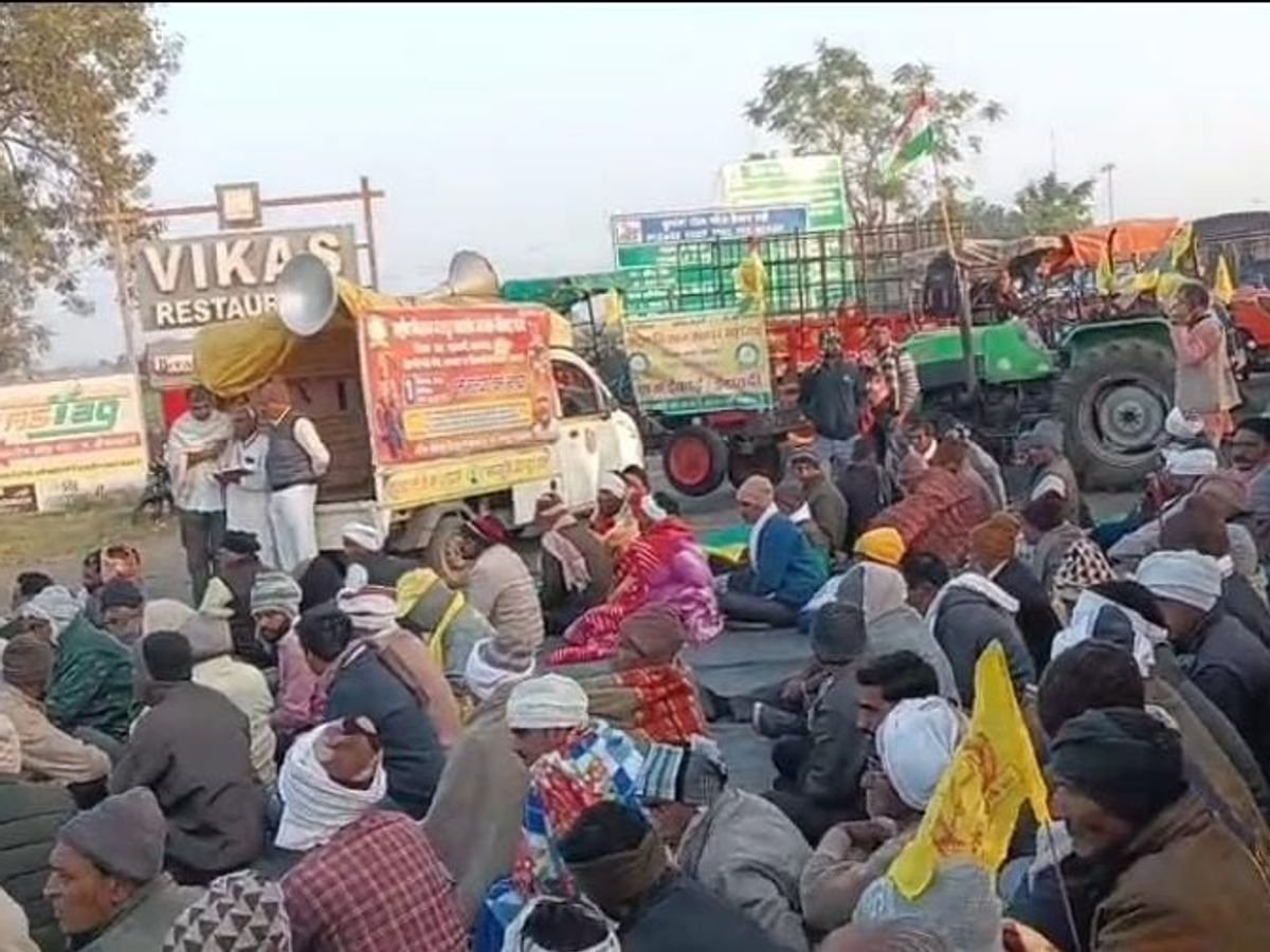politicswala1's tweet photo. खलघाट टोल प्लाजा किसान आंदोलन: पुलिस की बड़ी कार्रवाई, 700 लोगों पर मुकदमा दर्ज

#Khalghat #KhalghatTollPlaza #FarmersProtest #FarmerUnity #Farmer #MPPolice #MadhyaPradesh #MPNews #Breakingnews 
Modi ji | Parliament | Delhi MCD | @INCMP | https://t.co/DfGFbKvu0i