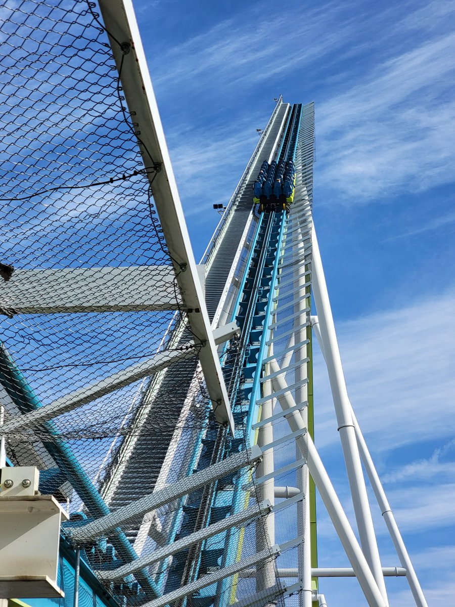 jsz1978's tweet image. Fury 325 @Carowinds 🎢🐝🔵🟢
#fury325 #carowinds #cedarfair #gigacoaster #recordbreaker #steelcoaster #rollercoasterenthusiast #rollercoaster #rollercoasterphotography #coasters #coasterpics #amusementpark