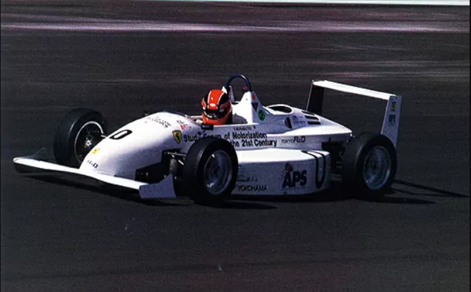 samplegorilla's tweet image. 1994年3月、アリゾナ州フェニックスで開催された電気自動車によるレース「APS Electric 500」に出場した日本初のEVフォーミュラカー電友1号。FJ1600ベースのマシンのサイドポンツーンには片側に10個、計20個の畜鉛電池が搭載されていた。(JAFスポーツ 1994年5月号)