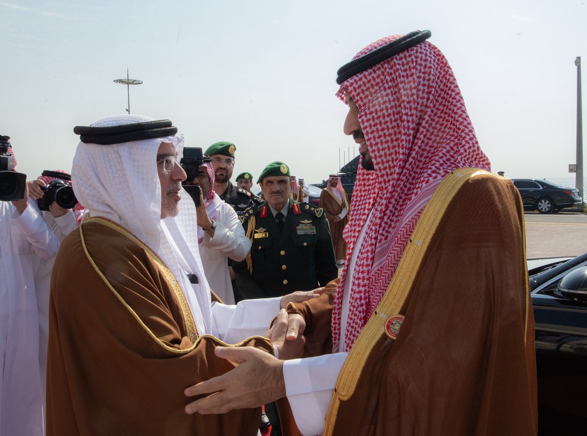 Bandaralgaloud's tweet photo. سمو سيدي #ولي_العهد يصل مملكة البحرين لترؤس وفد المملكة المشارك في الدورة 46 للمجلس الأعلى لمجلس التعاون لدول الخليج العربية، ورئاسة الجانب السعودي في الاجتماع الرابع لمجلس التنسيق السعودي البحريني، حيث كان في استقبال سموه لدى وصو��ه الصالة الملكية بجسر الملك فهد، سمو ولي العهد رئيس مجلس الوزراء بمملكة البحرين.