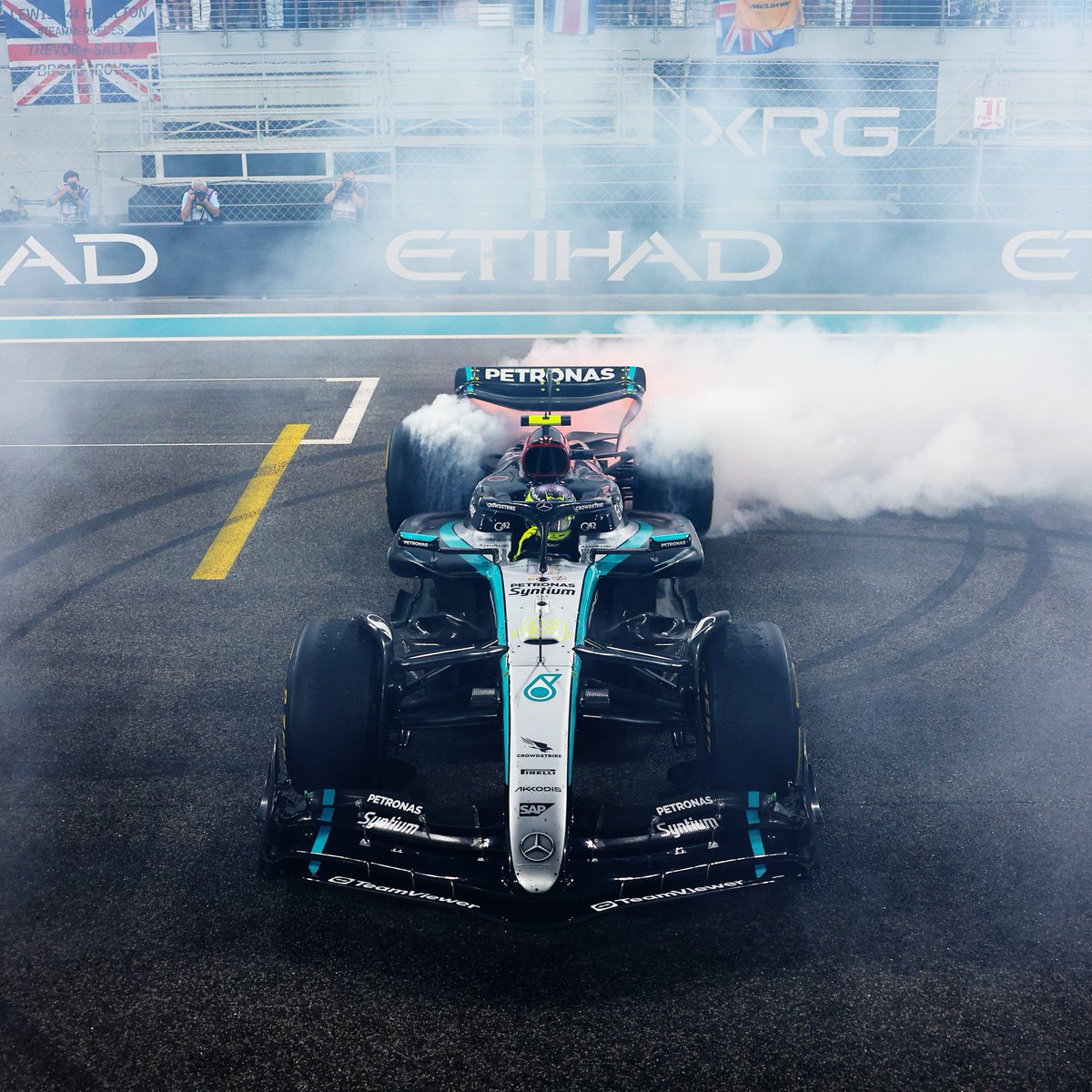 F1's tweet photo. Last season in Abu Dhabi, it was an emotional Mercedes farewell for Lewis Hamilton as he departed for Ferrari 🫶💨

#F1 #AbuDhabiGP https://t.co/W5YCYSGlRV
