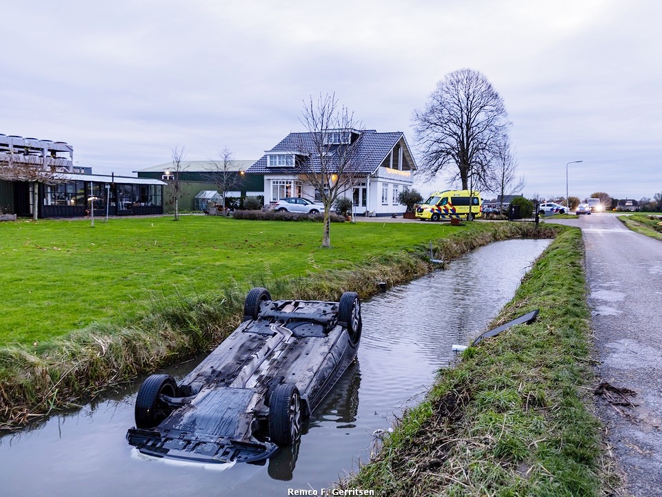 Auto op zijn kop in de sloot aan de Knibbelweg