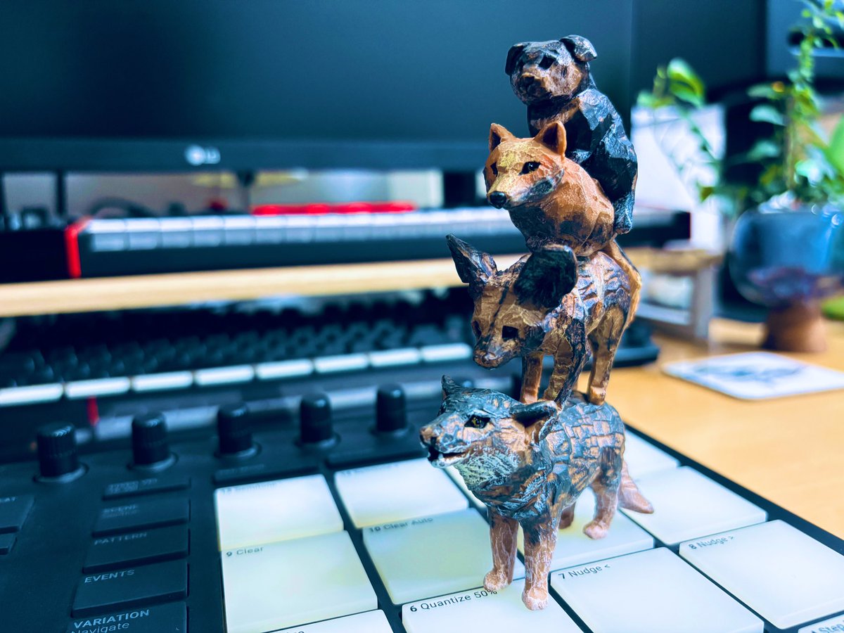 iphone15_syncvr's tweet photo. すみません、実は犬の音楽隊も届いていたことを隠していました。 https://t.co/ud40lRzhnM