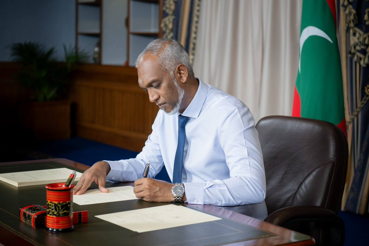 presidencymv's tweet image. ޖަނަވާރު ގެންގުޅުމާއި ޖަނަވާރުގެ ރައްކާތެރިކަމުގެ ޤާނޫނު، ރައީސުލްޖުމްހޫރިއްޔާ ތަސްދީޤުކުރައްވައިފި
 presidency.gov.mv/Press/Article/…