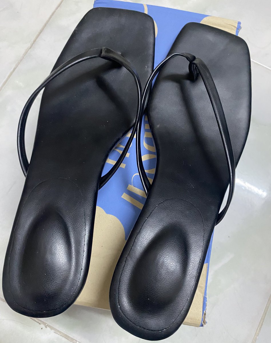 lanlanlalisa's tweet photo. ส่งต่อ รองเท้าแตะส้นเตี้ย ไซส์40 ความยาวเท้า25cm 130 รวมส่ง ใหม่มาก เอาไปเปลี่ยนใส่ถ่ายรูปครั้งเดียว

#ส่งต่อรองเท้า #รองเท้าส้นสูง #รองเท้าออกงาน #ส่งต่อรองเท้าส้นสูง https://t.co/okJzxfsM1K