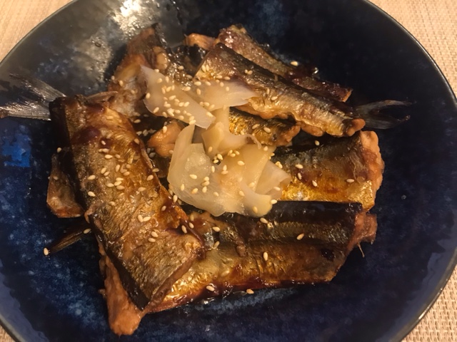 AMAotoJP's tweet photo. 冷凍庫整理で、残ってたさんまを蒲焼きにしました。今年、最後かな https://t.co/2AfjEXwvT8
