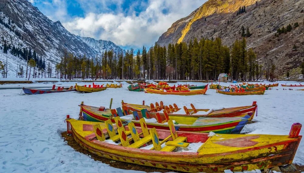 ToursMavrick's tweet photo. Winter magic at Mahodand Lake!
Frozen waters, painted boats, and mountains kissed by golden sunlight, nature’s art at its finest.
A place where silence speaks and beauty takes over. 
#MahodandLake #SwatValley #PakistanTourism #ExplorePakistan #WinterWonderland #TravelGoals #viral https://t.co/iWaex50Sex