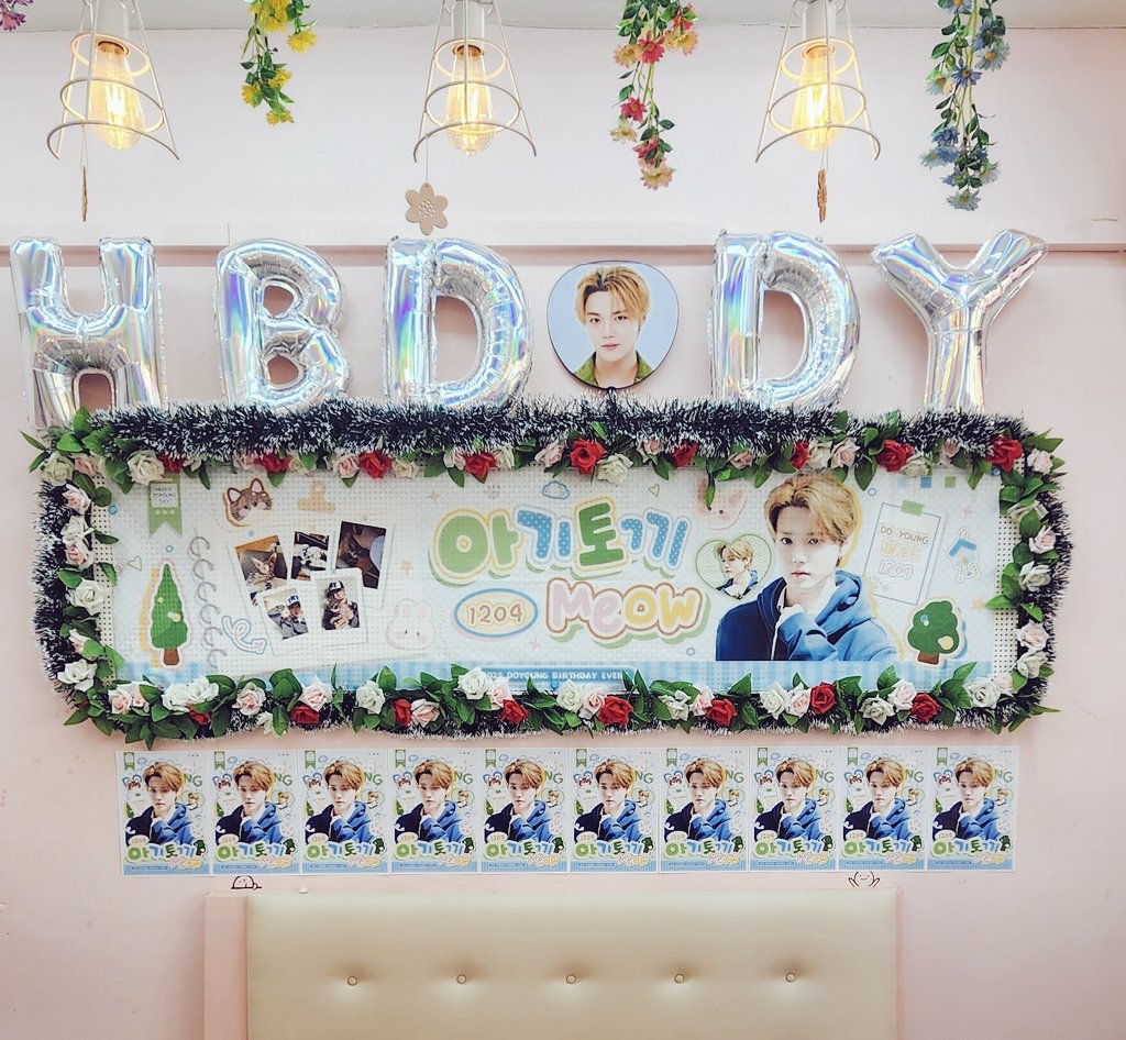 sweets161226's tweet photo. ⠀
12/2 - 12/5 💕 

스이츠에서 #트레저 #도영 생일이벤트 진행중🎂

#ドヨン 　#DOYOUNG 
#TREASURE @treasuremembers

※ 기본특전 [음료 or 디저트 5천원⬆️] 
※ 선착순특전 말랑뱃지✨️
※ 음료+디저트세트 - 기본특전+럭키드로우💕
※ 1인 1메뉴 부탁드려요❗️
※ 매장이용 90분 (생일날 60분)🙏 https://t.co/H8u2jYIcAL