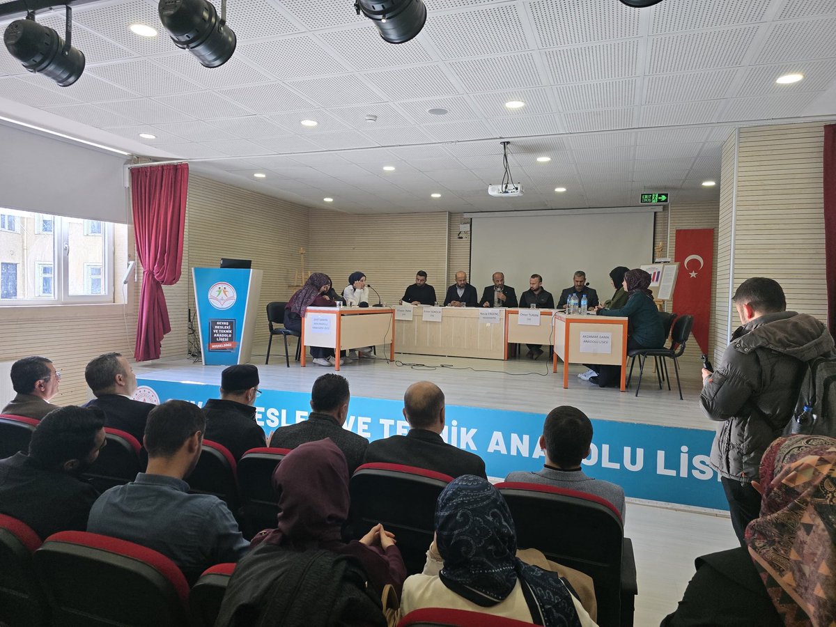 İlçe Kaymakamımız Sayın Bayram Yıldız, 2025 Mevlid-i Nebi Yılı münasebetiyle İlçe Müftülüğü tarafından okullarda düzenlenen panelin yarı finaline katılarak öğrencilerle bir araya geldi