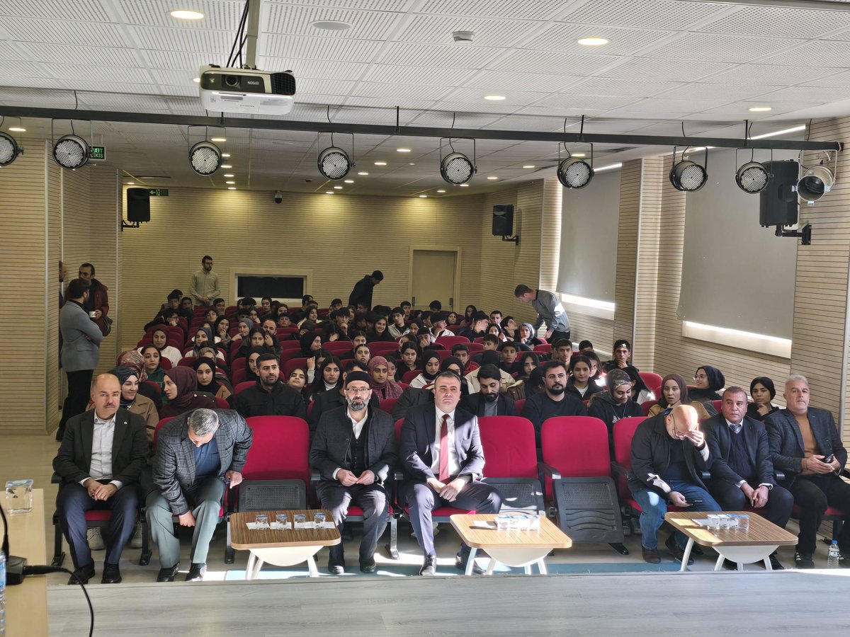tcgevas's tweet photo. İlçe Kaymakamımız Sayın Bayram Yıldız, 2025 Mevlid-i Nebi Yılı münasebetiyle İlçe Müftülüğü tarafından okullarda düzenlenen panelin yarı finaline katılarak öğrencilerle bir araya geldi https://t.co/GJCULgmR8q