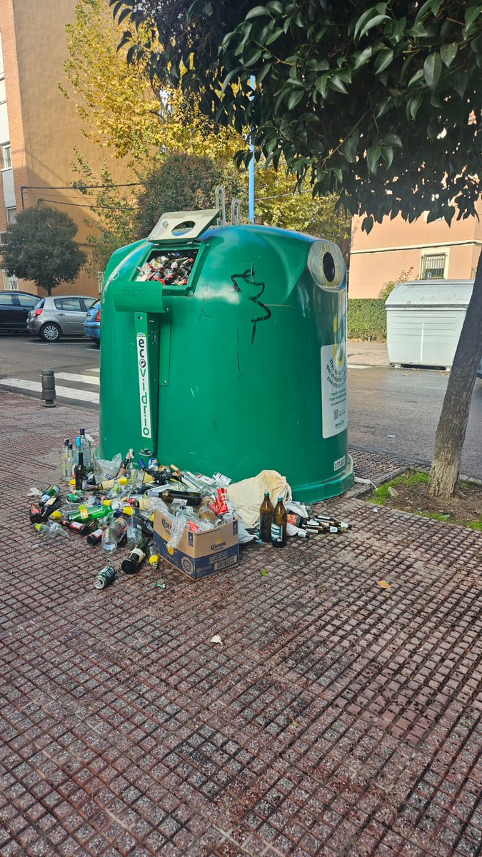 AVBarrioCentro's tweet photo. Ahora mismo en la calle Polvoranca con seminario. 
Cuanto lleva sin recogerse ese contenedor? La planificación de recogida es la adecuada? 

@AytoLeganes https://t.co/0gWOqLjM3B