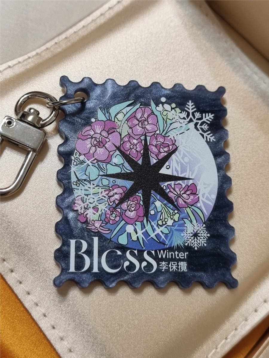 알티 이벤트 당첨돼서 받자마자 제작 넣었던 우표 키링이 왔어요 🥺🥺🥺 
너무 아름다워요 수정 요청도 흔쾌히 받아주시고 꽃도 직접 제작해 주시고 ㅠㅠㅠㅠㅠㅠㅠ 정말 최고의 키링입니다...