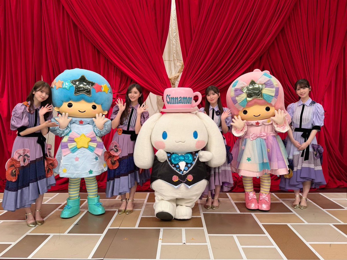 nogizaka46's tweet image. ただいま放送中のフジテレビ「FNS歌謡祭2025第一夜」に乃木坂46が出演します⭐️
19時台にはシナモロール&amp;amp;リトルツインスターズと一緒に
#井上和 #小川彩 #菅原咲月 #筒井あやめが
「君は天然色」を歌唱させていただきます🫧

可愛すぎるコラボ、ぜひご覧ください🤍
fujitv.co.jp/FNS/

©️&apos;25…