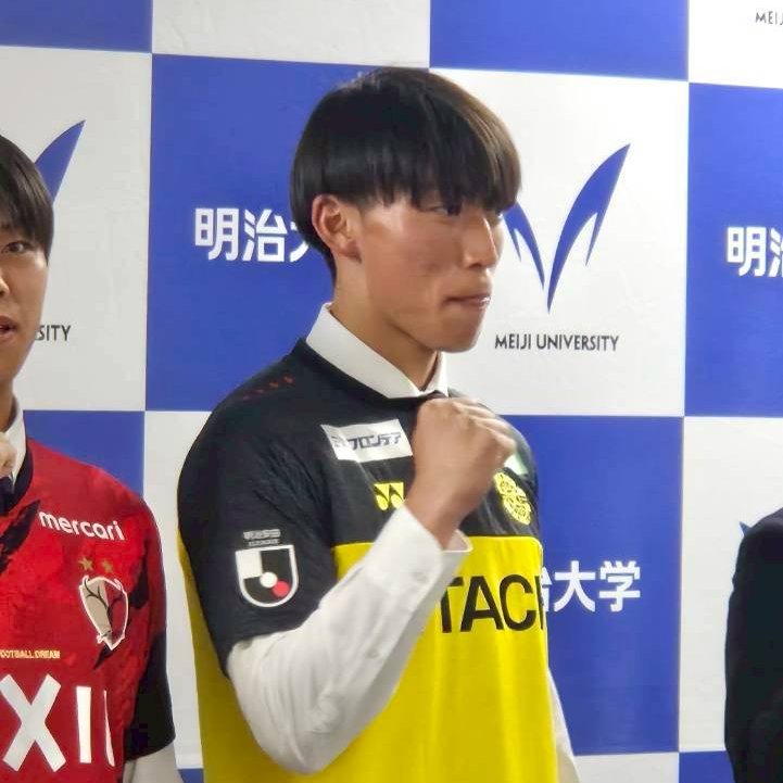 REYSOL_Official's tweet photo. 来季からの #柏レイソル 加入が内定している #島野怜 選手が、#明治大学 でのJリーグ加入合同会見に出席しました。ボール奪取に長けたボランチで、大学ではキャプテンを務めたリーダーシップも光ります。

会見には、明治の先輩である #瀬川祐輔 選手が動画メッセージを送りました。
「レイ、来年からレイソルで一緒にプレーできることを嬉しく思います。レイの戦う部分、チームのために走る部分は、プロになっても必ずチームの力になれると思うので、それをなくさずに、一緒に成長していきましょう！同じピッチで戦えることを楽しみにしています！」

#柏レイソル #NoREYSOLNoLIFE #FeelTheENERGY