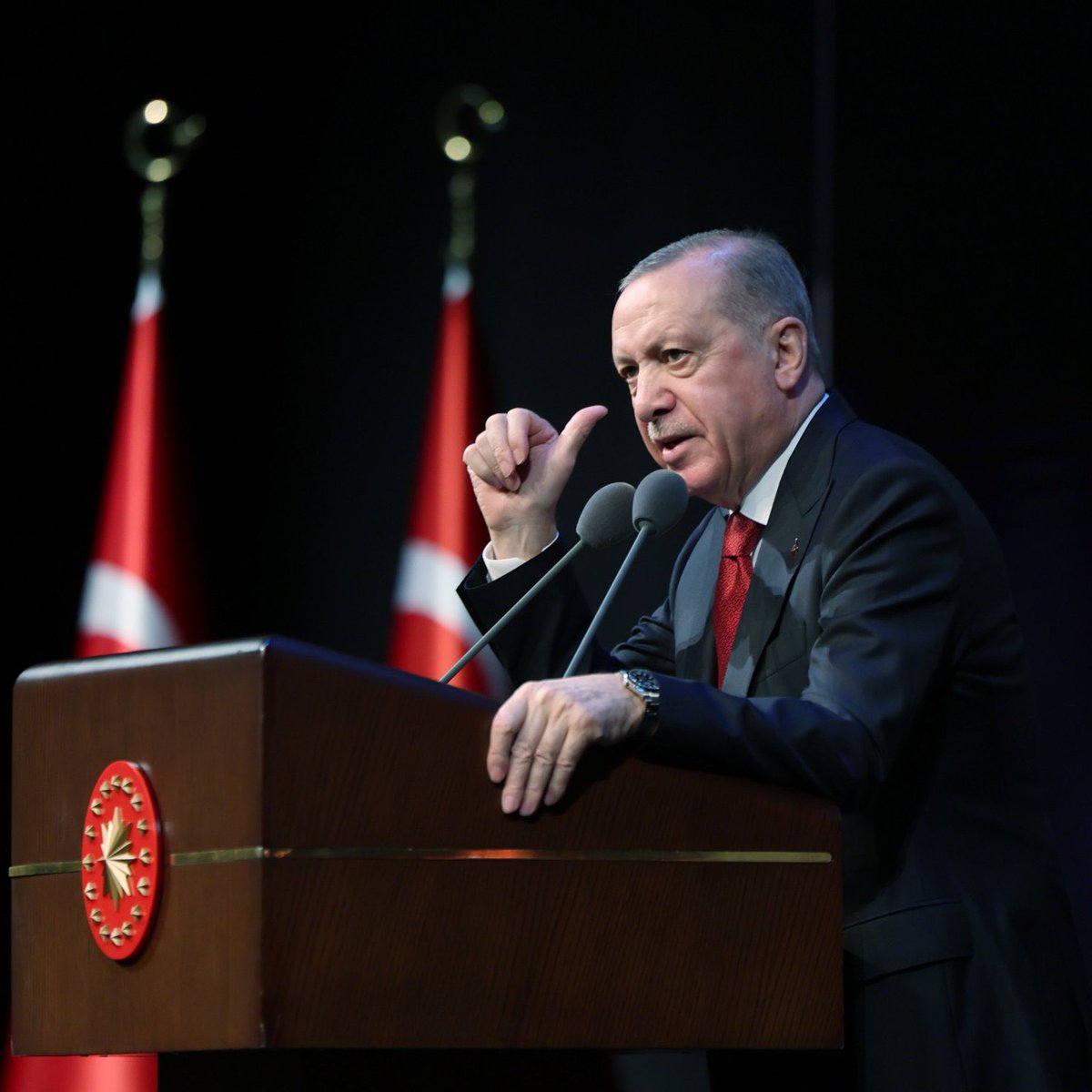 Cumhurbaşkanı Erdoğan:

“Türkiye’nin hedefi, rotası, izleyeceği güzergah bellidir.

Bu hedef, 86 milyonun tamamının refahını kalıcı biçimde artırmaktır.”