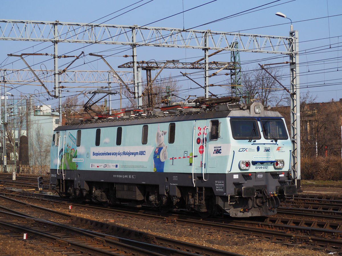 Już niebawem ok. 1500 km linii kolejowych zostanie objęte systemem GSM-R. Jak pracodawcy powinni przygotowywać maszynistów na wprowadzane zmiany?
Sprawdź ➡️ utk.gov.pl/pl/aktualnosci…
#kolej #transport #bezpieczeństwo #maszynista