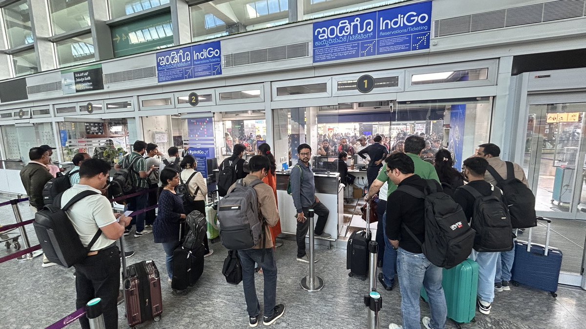 mjgTweets's tweet image. The #chaos at @IndiGo6E counter is telling! #insideView from @BLRAirport .
Unfortunately the crowd view outside the airport is even more pathetic and horrible !!