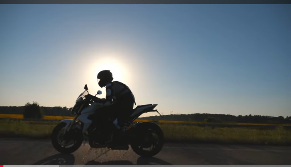 夜の入口で、そっと胸の奥がふるえるような曲。
忘れたと思っていた感情が、
静かに目を覚ます瞬間があります。

The heartbeat never really fades.

🎧 胸の汽笛は今も
youtu.be/GvY-_7PXrVE