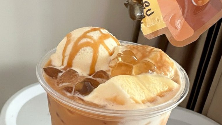 เมนูดีไอวายที่ต้องลอง ชาไทยบุกไข่มุกคาราเมล + ไอติมวนิลา ทำง่ายมากก แถมอร่อยสุดๆ 

วันนี้ลองจับ ชาไทยเสือ + ไอติมวอลล์วนิลา + เจลลี่มี หมีบุก คาราเมล มามิกซ์กันดู คือบอกเลยว่าฉ่ำ! หอม! เด้ง! 

ออกมาเป็นเมนูสุดเล่นสนุก Mood โครตดี! บุกไข่มุกคือเด้ง หอมคาราเมล ไม่หวานแสบคอ