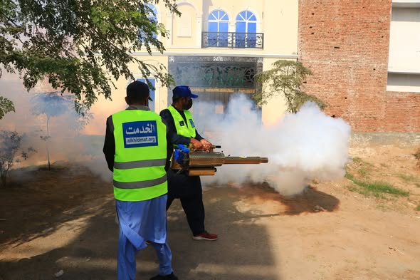 AkfLodhran31599's tweet image. With dengue cases increasing rapidly in Multan
Alkhidmat Foundation South Punjab carried out spraying in multiple areas to reduce mosquito breeding and protect citizens.
#dengue #avoid #spry #multan #AlkhidmatFoundation