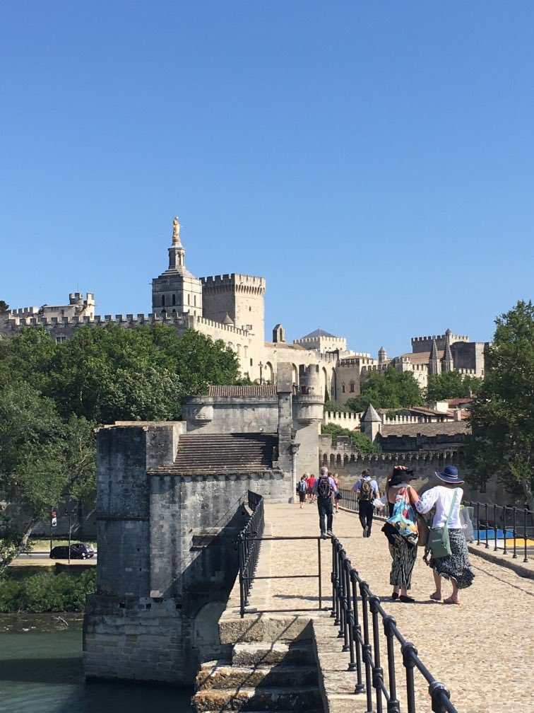 kuraf_travel's tweet photo. フランス世界遺産の旅。アヴィニョン歴史地区：教皇宮殿、大司教座の建造物群及びアヴィニョン橋。かつて教皇庁が置かれていた都市。アヴィニョン橋も有名。アルルとアヴィニョンはめちゃくちゃ近いのでセットで回るといい。私はアルルに泊まって午前中ポンデュガール、午後アヴィニョンを観光した https://t.co/AmF4Zv5kqE