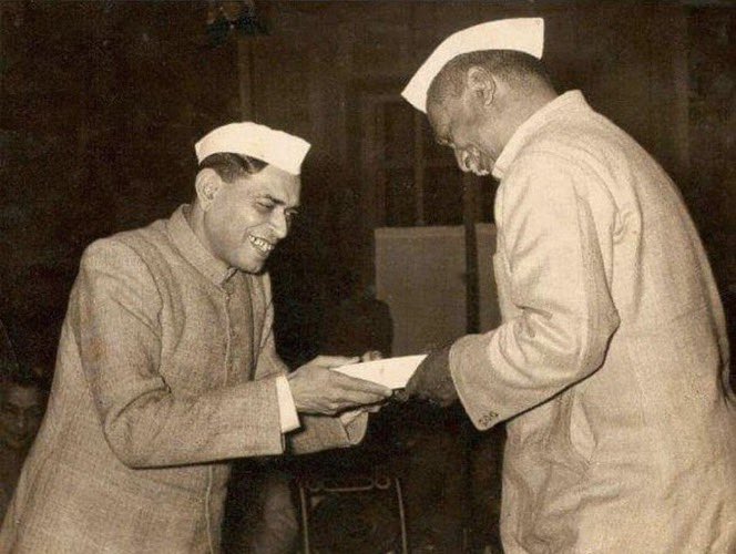 जिस संविधान के अनुसार देश आज चल रहा है,अगर आगे भी क़ायम रहा,राजेंद्र बाबू का नाम उसके साथ क़ायम रहेगा,क्योंकि यह संविधान उन्हींके मार्गदर्शन में निर्मित हुआ था।

राजेंद्र प्रसाद का नाम किसी के मिटाए नहीं मिटनेवाला,जिसने वकालत छोड़ देश सेवा के लिए संन्यास लिया था। 

-दिनकर (1962)