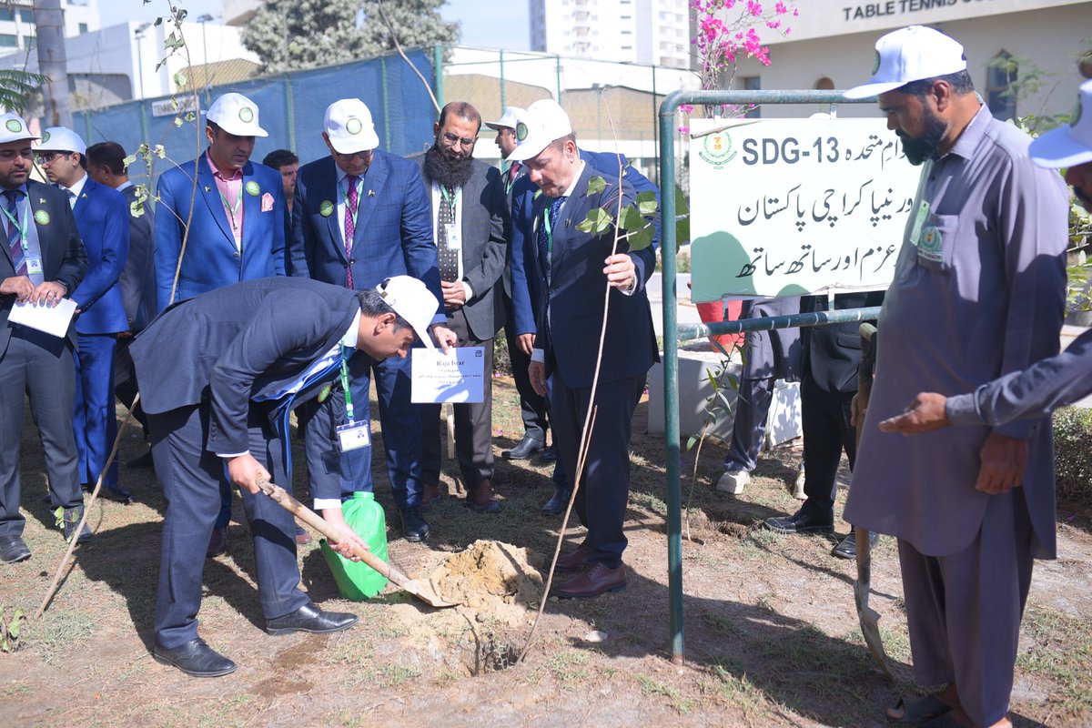 DrSyedSaif's tweet image. The participant Officers of 45th MId Career Management Course (MCMC) planting trees at National Institute of Public Administration (NIPA) Karchi, Palistan with the firm belief to make Pakistan green

#Karachi
#greenpakistan
