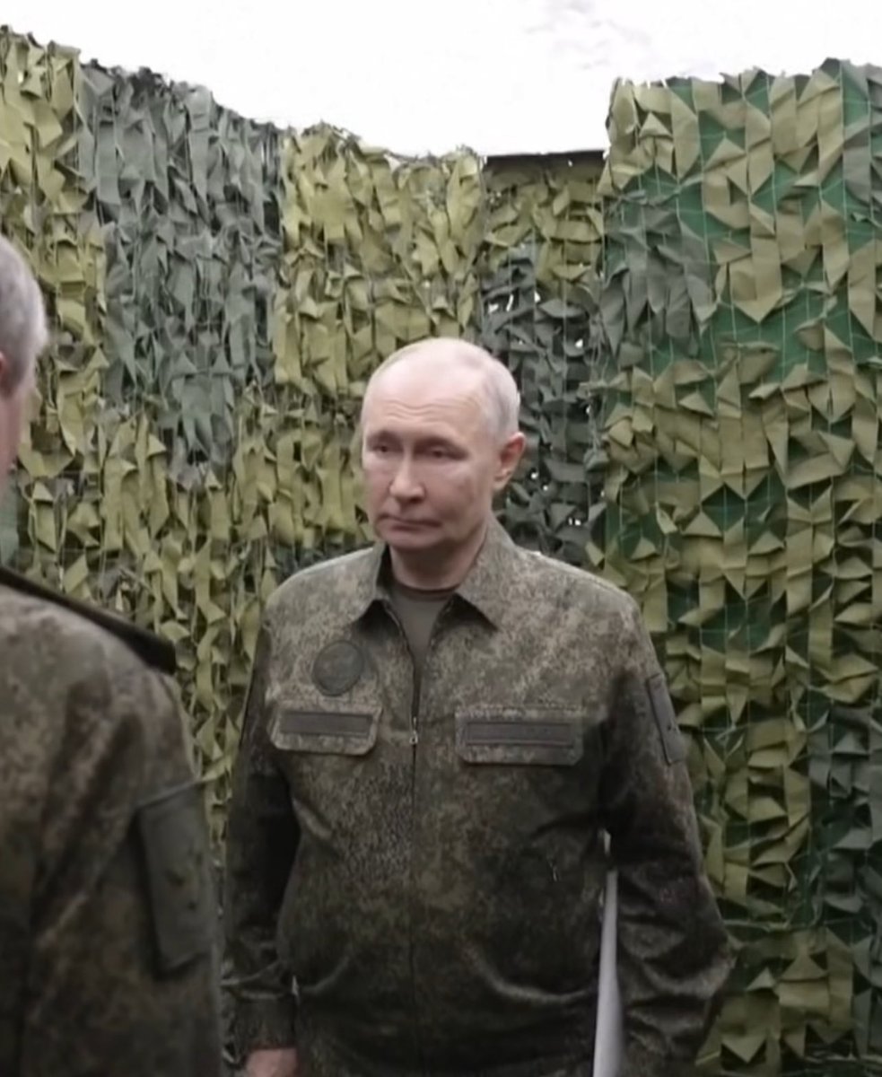 Putin visits ‘the front’ if ‘the front’ is a film studio in Moscow. 
It’s a military bunker with camouflage netting on the INSIDE but with a white ceiling. A set designer is going to fall from a high building. Only ⁦<a href="/TCNetwork/">Tucker Carlson Network</a>⁩ is believing this one.