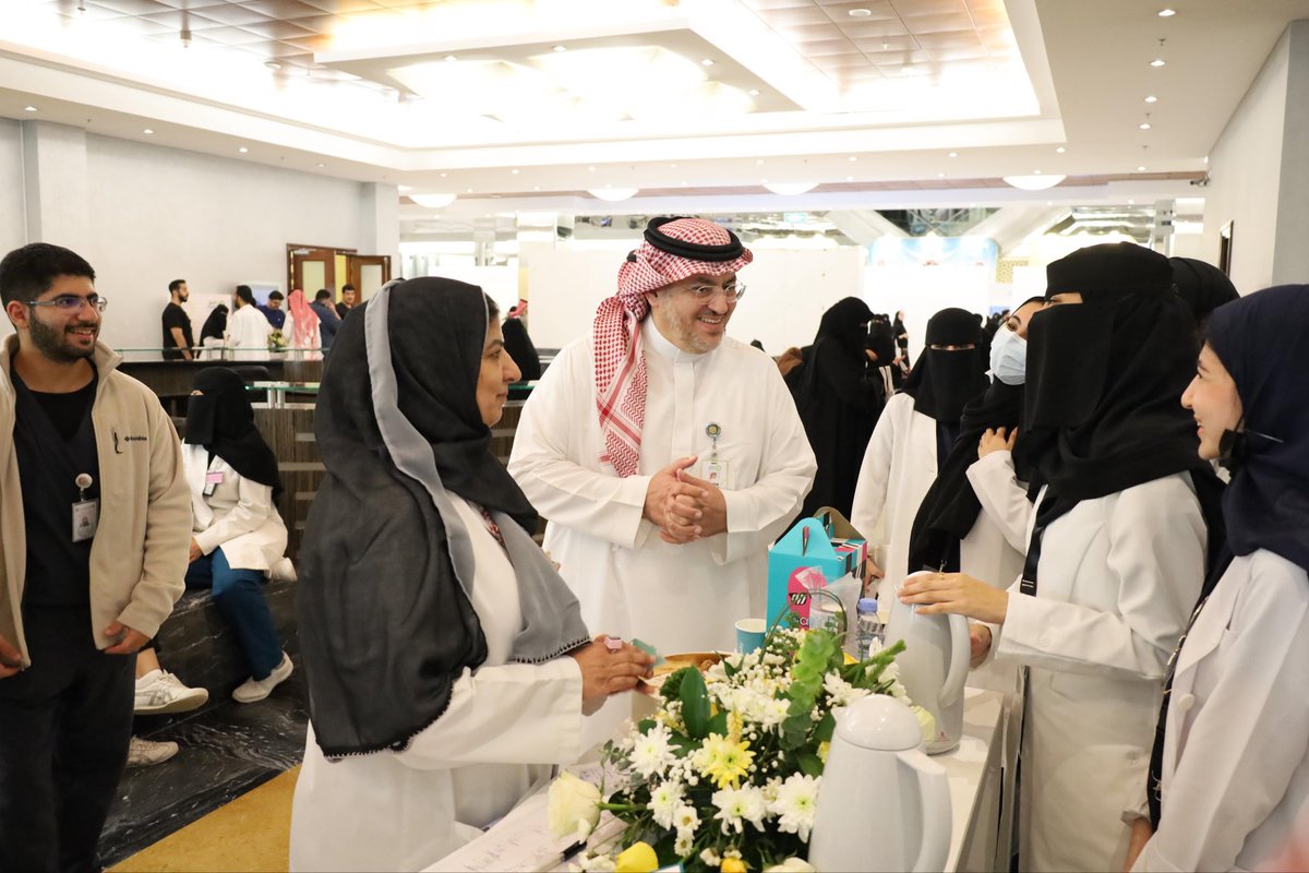 ضمن برنامج يوم المهنة ويوم الخريج نظّمت كلية طب الأسنان جلسات نقاش ملهمة تناولت تحديد المسارات المهنية في طب الأسنان واستكشاف فرص الدراسات العليا في مختلف التخصصات الاكلينيكية.