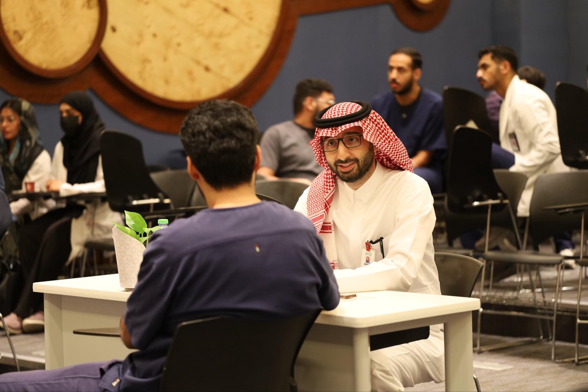 KSAU_HS_COD's tweet photo. ضمن برنامج يوم المهنة ويوم الخريج نظّمت كلية طب الأسنان جلسات نقاش ملهمة تناولت تحديد المسارات المهنية في طب الأسنان واستكشاف فرص الدراسات العليا في مختلف التخصصات الاكلينيكية. https://t.co/f8N9NxTkRy