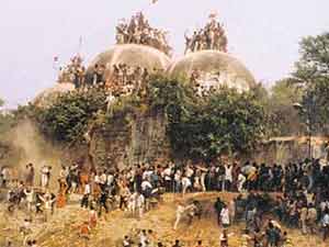 U2Brutus_off's tweet image. இவன் பெயர் அபிராம் தாஸ் (பார்ப்பனர்).. இவன்தான் 22.12.1949 அன்று நள்ளிரவில் பாபர் மசூதிக்குள் புகுந்து குழந்தை ராமர் சிலையை வைத்தவன்.. இதற்கு பிறகுதான் அயோத்தியை வைத்து RSSன் அரசியல் கட்டமைக்கப்படுகிறது.. இதே formula-வைத்தான் இன்று மதுரையிலும் சங்கிகள் நடத்த…