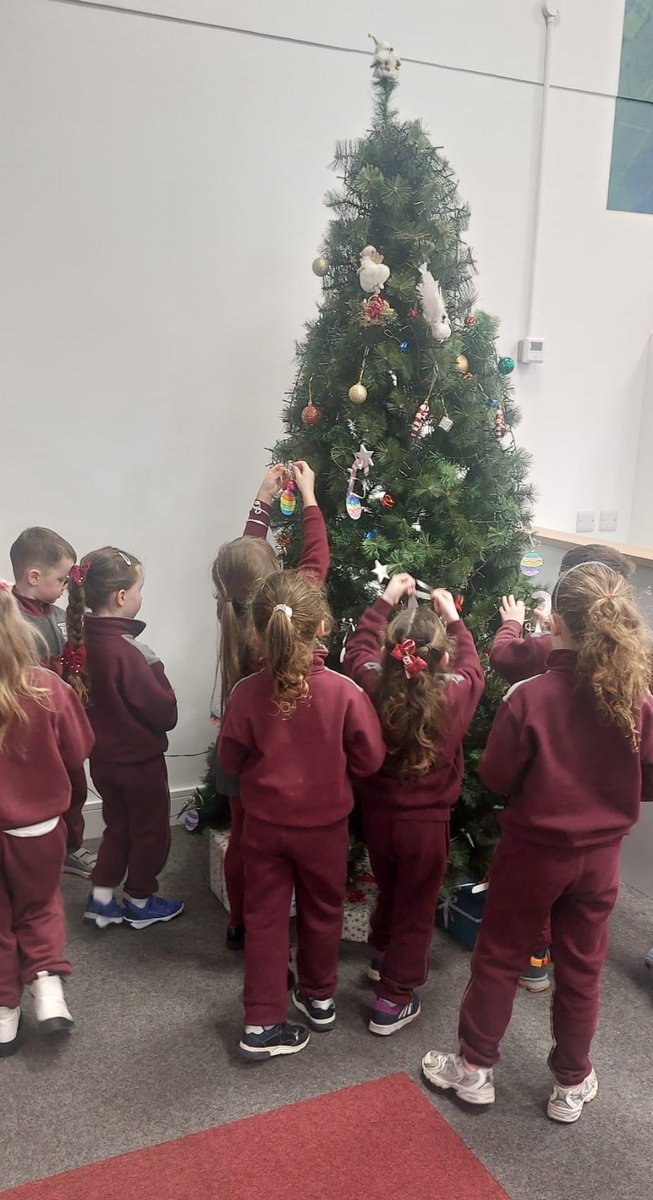 limklibraries's tweet image. It was a magical morning in #NewcastleWestLibrary last week when Senior Infants from Monagea NS turned on the Christmas tree lights 🎄
They enjoyed making decorations and a festive storytime with staff member Donna ☃️

#LimerickLibraries #locallibrary #Christmas #Christmas2025
