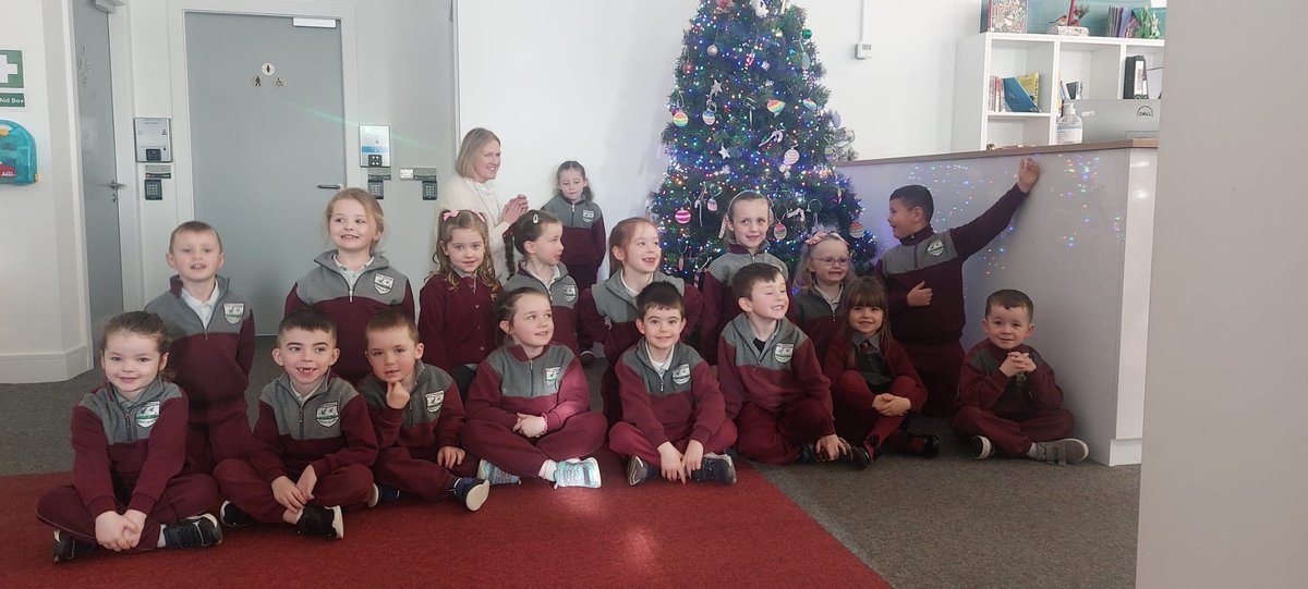 limklibraries's tweet image. It was a magical morning in #NewcastleWestLibrary last week when Senior Infants from Monagea NS turned on the Christmas tree lights 🎄
They enjoyed making decorations and a festive storytime with staff member Donna ☃️

#LimerickLibraries #locallibrary #Christmas #Christmas2025