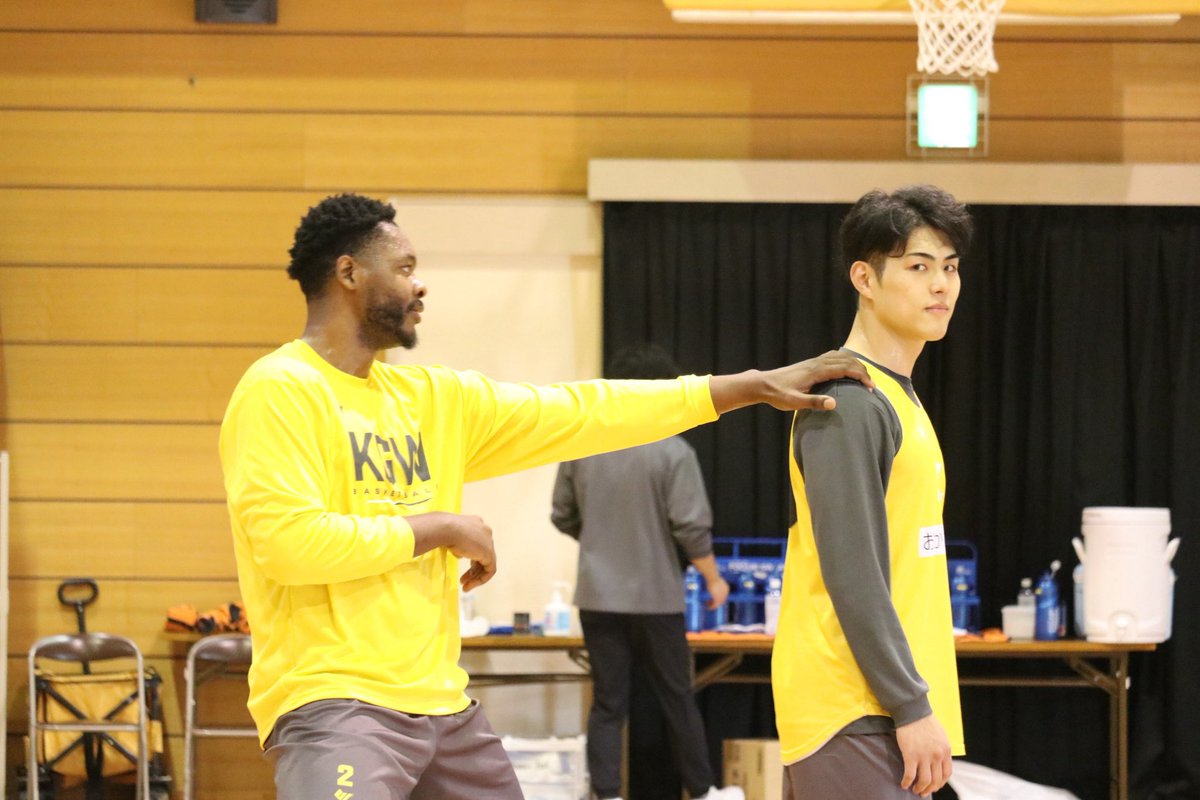 fivearrows_K's tweet photo. 〔💛🏹〕パト&amp;いくみん

一緒に📸写りたい #パト😗
最初は断りつつも
結局は
写ってくれる 
#いくみん🥰

ぜひ、2人のやりとりを想像してみてください😍

#CREATEVV
#香川ファイブアローズ https://t.co/mQjcZBIMow