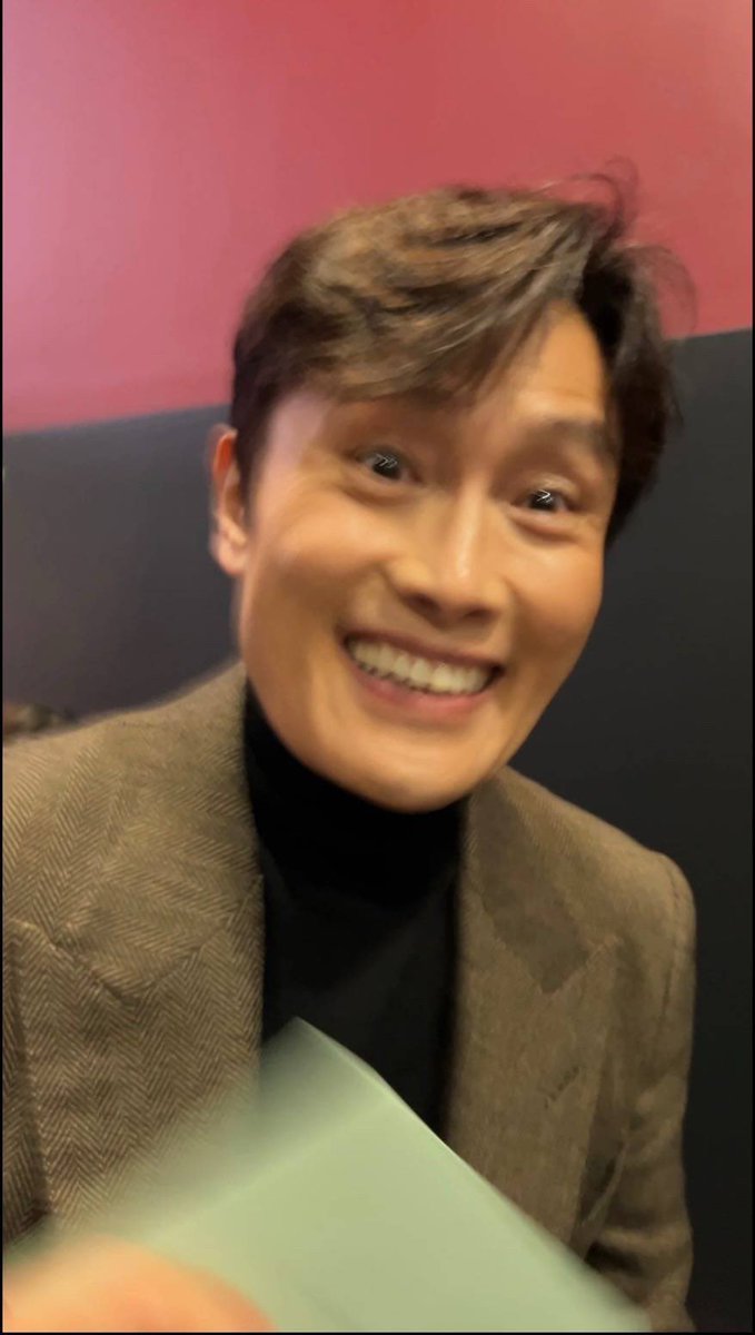 ifntspirit's tweet photo. i’ve never called a man in his 50s cute SO many times… imagine having this beautiful smiley view right in front of you 😭 https://t.co/Pw3t0RR5Wd