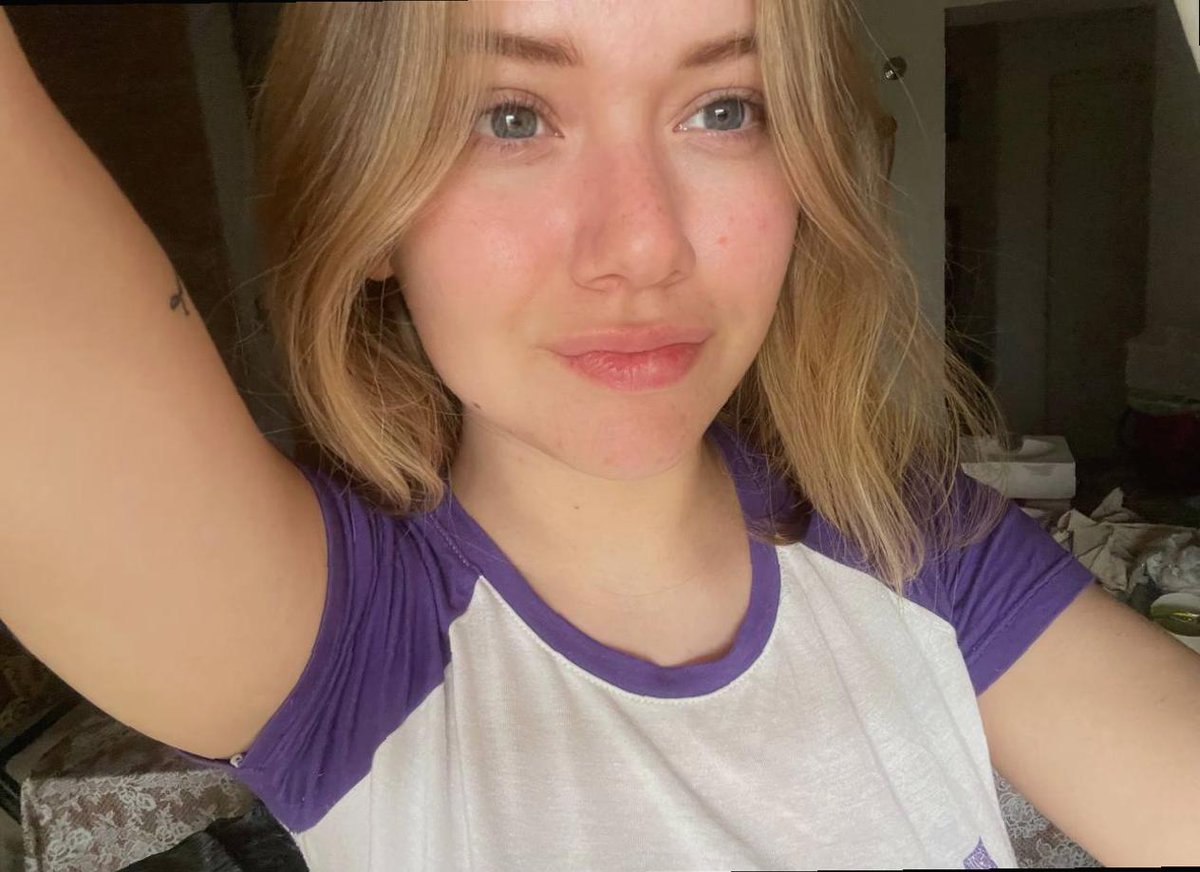 Script6z40b's tweet image. crying in public over a song like i’m architecting my heartbreak