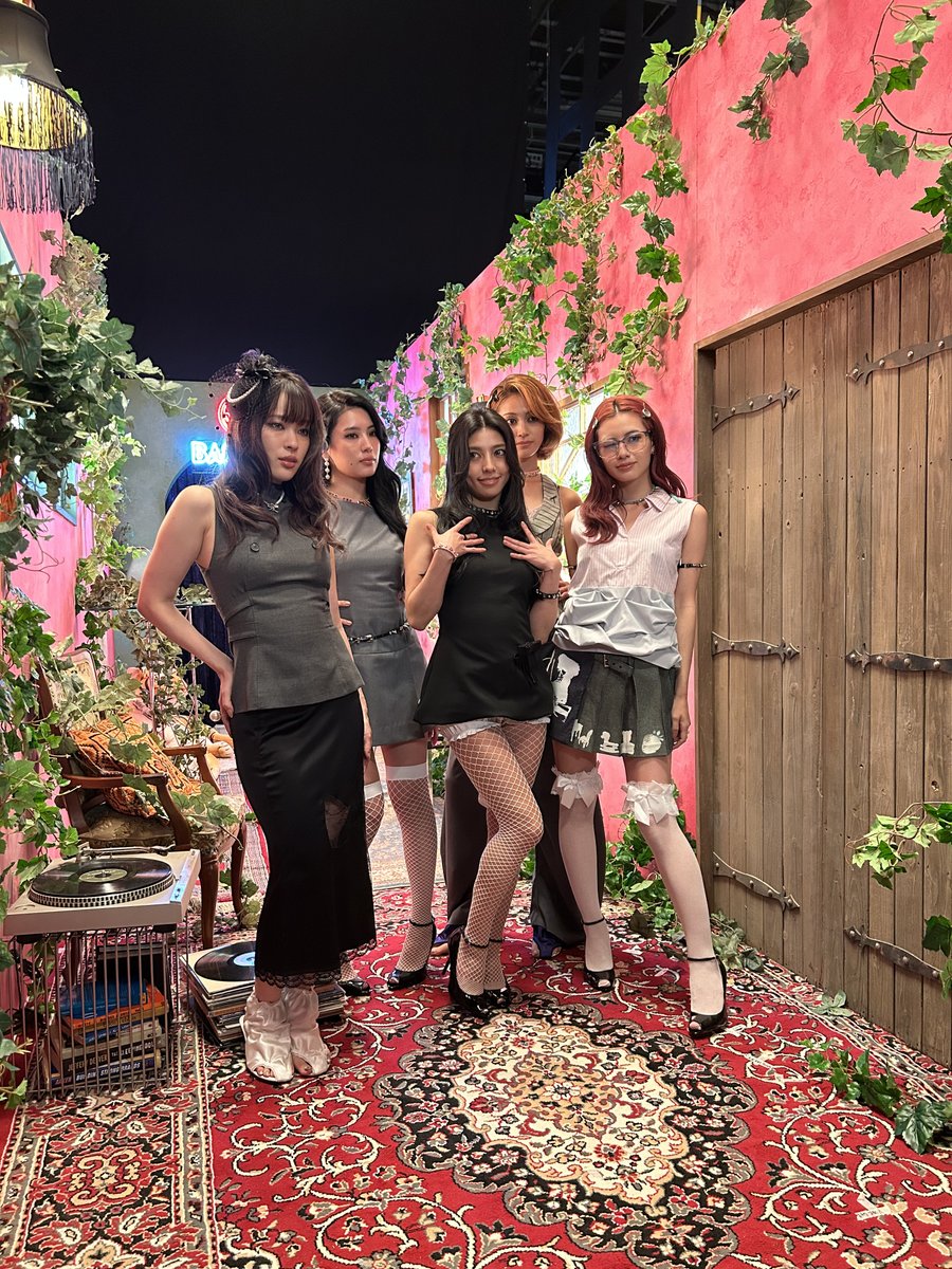 f5veのオフショットを大公開！📷 個性的で可愛い衣装を纏って踊るf5ve