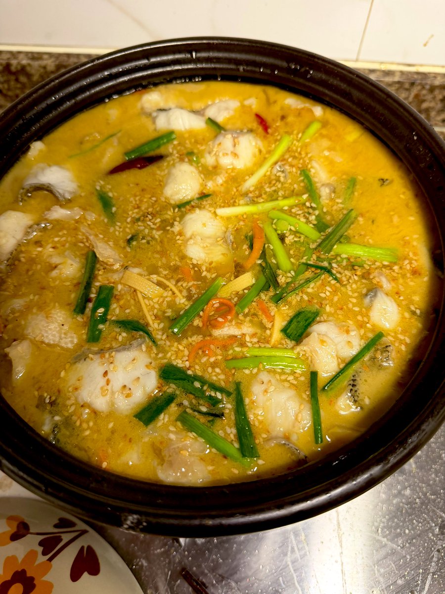 煎鱼头鱼骨冲汤做酸菜鱼