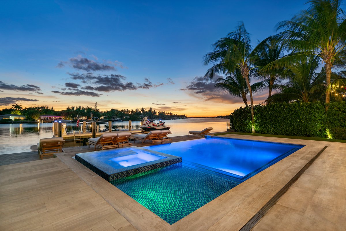 Lifestyle_PG's tweet photo. MODERN CALM MEETS OPEN WATER

Soft light, wide views and a villa designed for effortless indoor-outdoor living.

#LPG #lifestyleproductiongroup #waterfrontliving #modernvilla #quietluxury #miamibeach #biscaynebay #southflorida #luxuryrealestate #miamirealtor https://t.co/xXgQNkPKq1