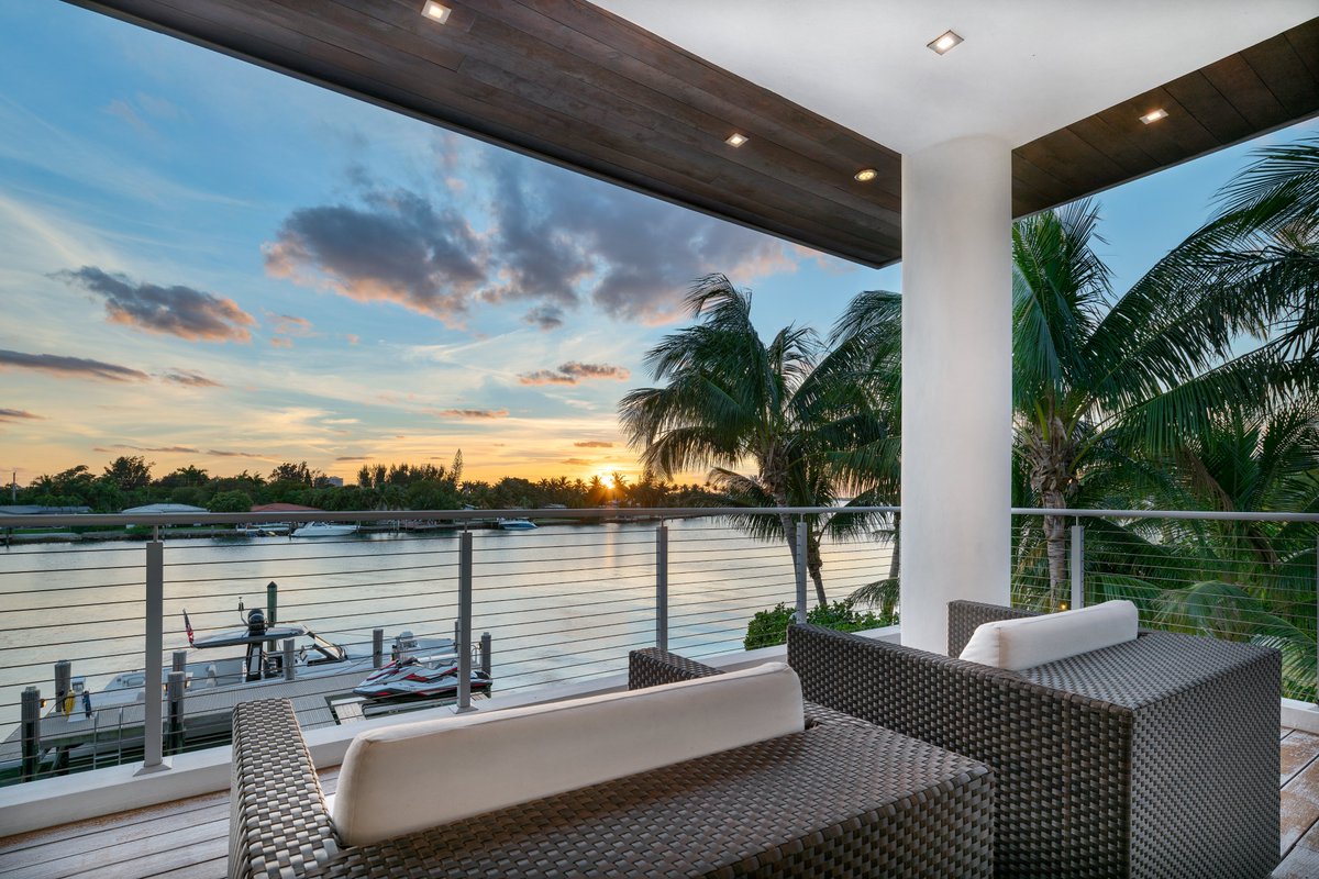 Lifestyle_PG's tweet photo. MODERN CALM MEETS OPEN WATER

Soft light, wide views and a villa designed for effortless indoor-outdoor living.

#LPG #lifestyleproductiongroup #waterfrontliving #modernvilla #quietluxury #miamibeach #biscaynebay #southflorida #luxuryrealestate #miamirealtor https://t.co/xXgQNkPKq1
